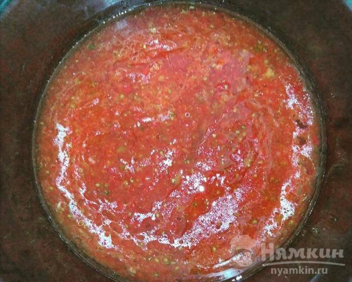 Огурцы в томатной заливке с чесноком: консервация на зиму - фото шаг 3