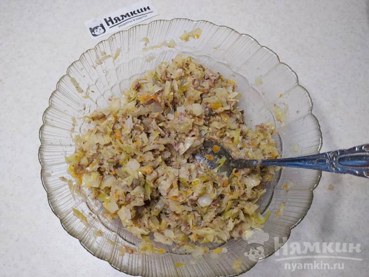 Пирог с капустой и консервированной рыбой из слоёного теста - фото шаг 8