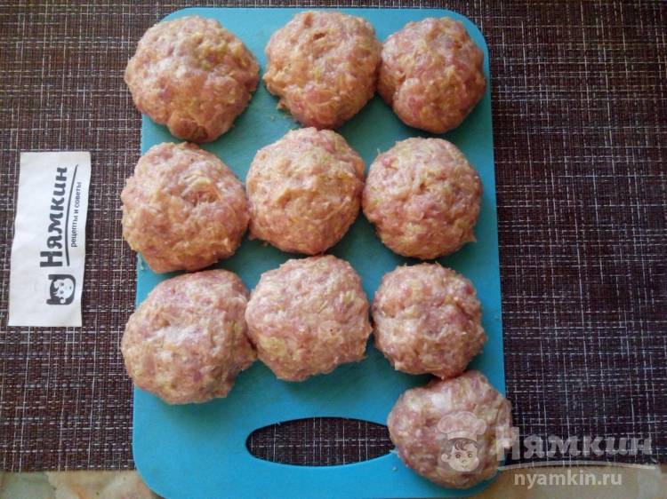 Сочные котлеты из свиного фарша с добавлением кабачка на сковороде - фото шаг 5