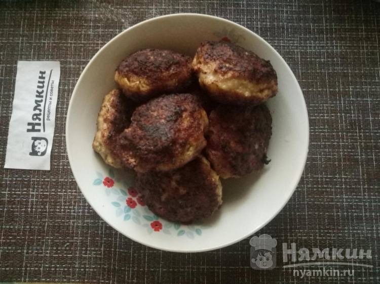 Сочные котлеты из свиного фарша с добавлением кабачка на сковороде - фото шаг 9