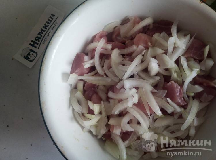 Свинина тушеная на сковороде с майонезом и горчицей - рецепт с фото пошагово