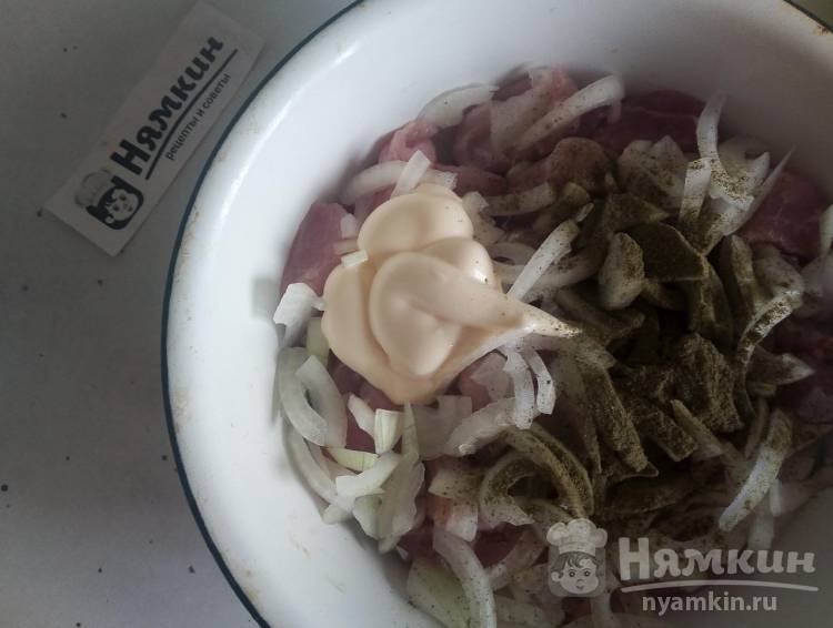 Домашний шашлык из свинины с луком и майонезом на сковороде - фото шаг 3