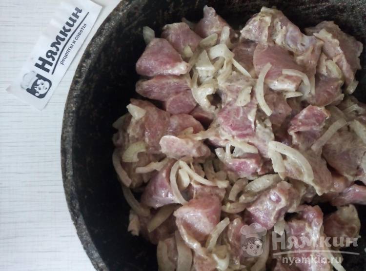 Домашний шашлык из свинины с луком и майонезом на сковороде - фото шаг 5