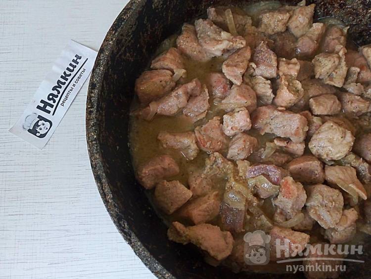 Домашний шашлык из свинины с луком и майонезом на сковороде