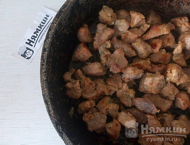 Домашний шашлык из свинины с луком и майонезом на сковороде - фото шаг 7