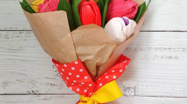 Букет тюльпанов из гофрированной бумаги с конфетами внутри своими руками