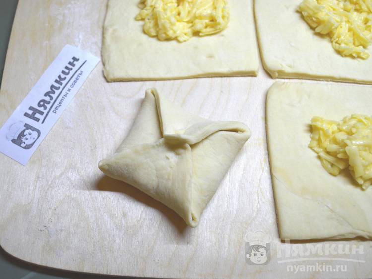 Треугольнички с сыром из дрожжевого слоеного теста – пошаговый рецепт приготовления с фото