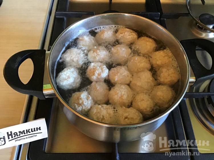 Суп с фрикадельками из куриного фарша с молодым картофелем и зеленью - фото шаг 1