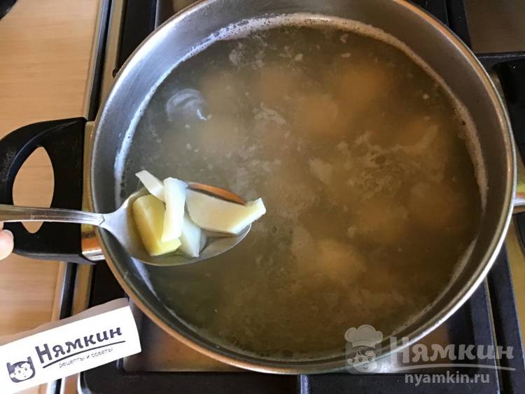 Суп с фрикадельками из куриного фарша с молодым картофелем и зеленью - фото шаг 2