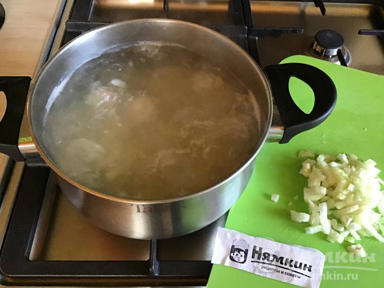 Суп с фрикадельками из куриного фарша с молодым картофелем и зеленью - фото шаг 3