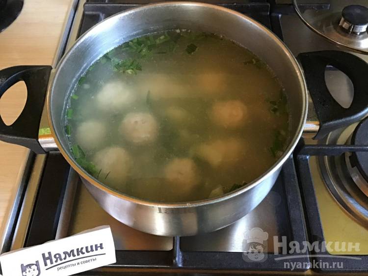 Суп с фрикадельками из куриного фарша с молодым картофелем и зеленью - фото шаг 4