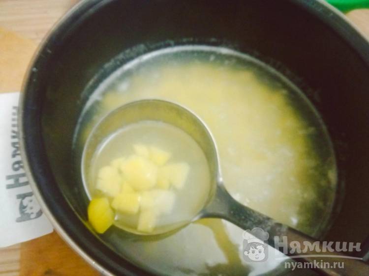 Быстрый суп из консервированной фасоли с картофелем и зеленью - фото шаг 2