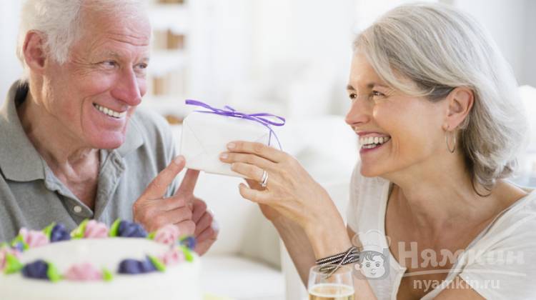 Что подарить пенсионерам: 10 лучших идей