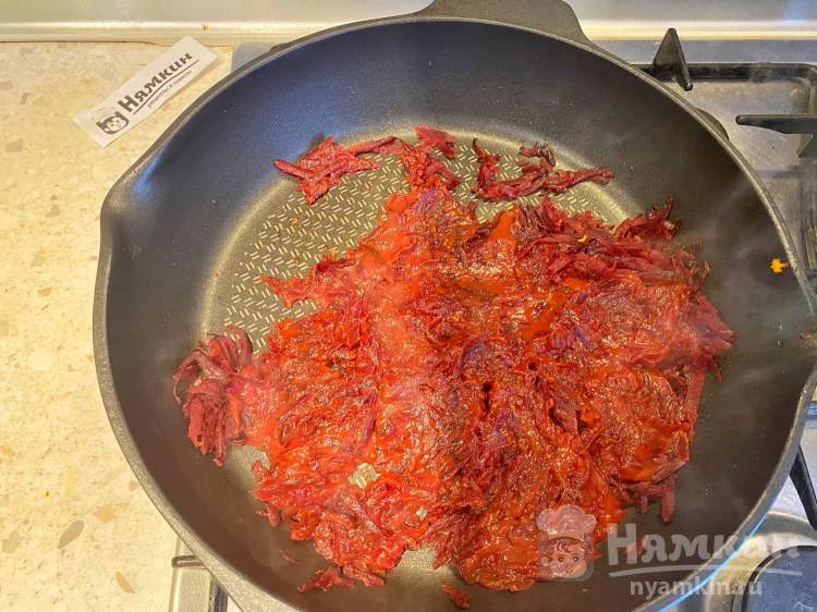 Борщ с капустой и свеклой на курином бульоне - фото шаг 11