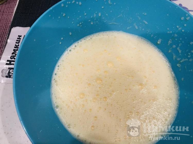 Бисквитный пирог с вареной сгущенкой и шоколадом - фото шаг 3