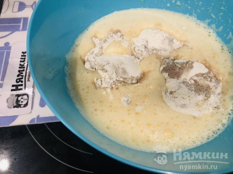 Бисквитный пирог с вареной сгущенкой и шоколадом - фото шаг 5