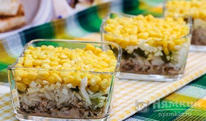 Три вкусных салата из консервированной кукурузы на праздник: что еще можно приготовить, кроме крабового