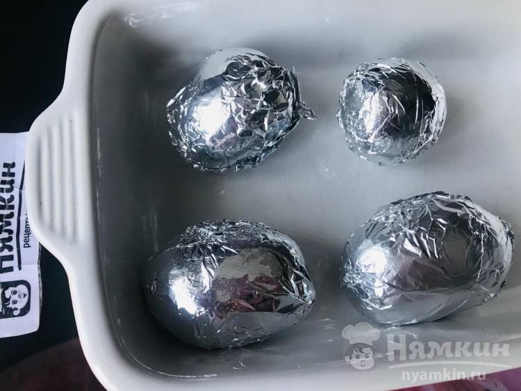 Картошка запечённая в духовке целиком с ветчиной и сыром - фото шаг 2