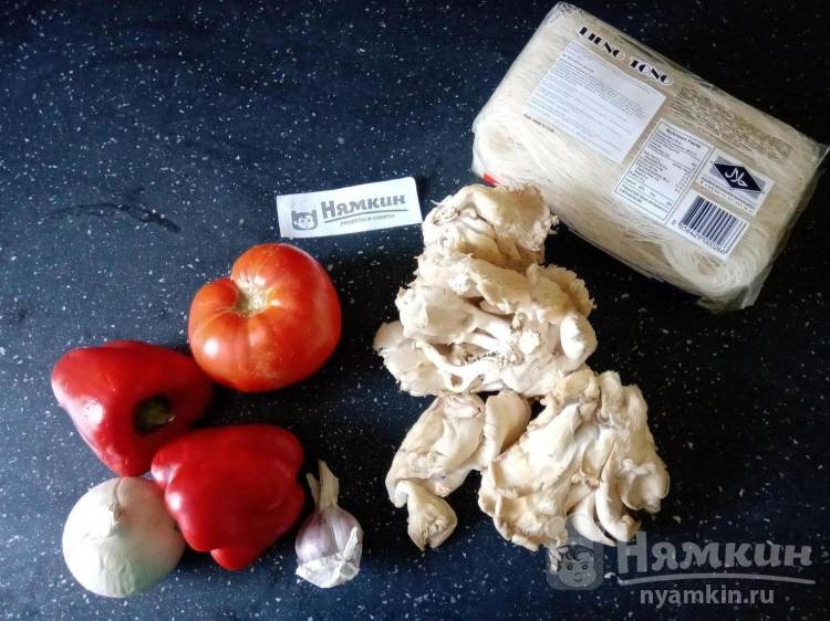 Рисовая лапша с вешенками и овощами на сковороде - фото шаг 1