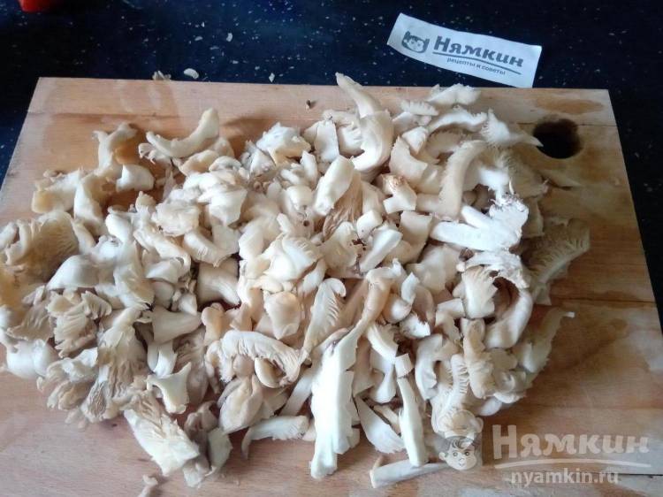 Рисовая лапша с вешенками и овощами на сковороде - фото шаг 4