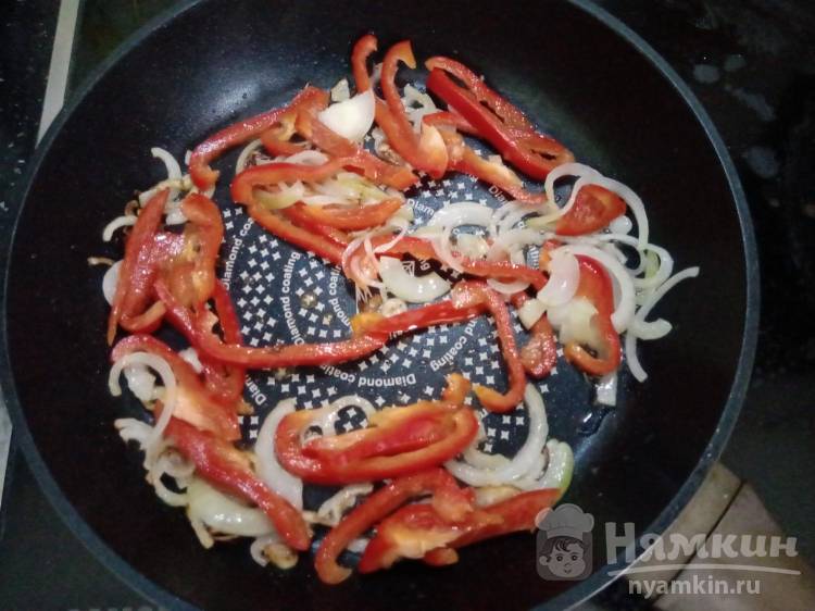 Рисовая лапша с вешенками и овощами на сковороде - фото шаг 6