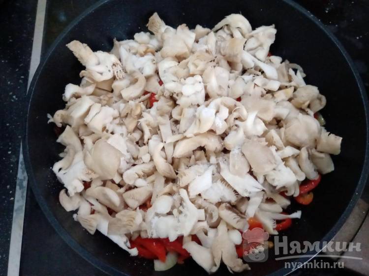 Рисовая лапша с вешенками и овощами на сковороде - фото шаг 7