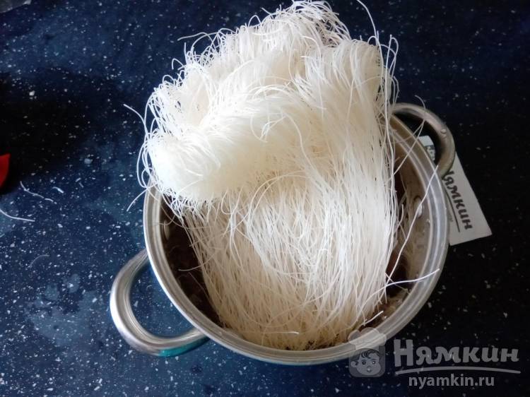 Рисовая лапша с вешенками и овощами на сковороде - фото шаг 8