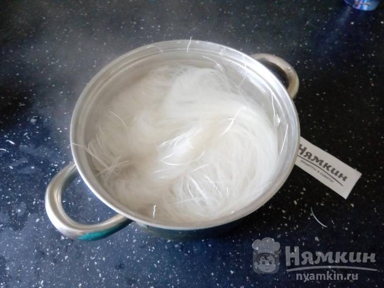 Рисовая лапша с вешенками и овощами на сковороде - фото шаг 9