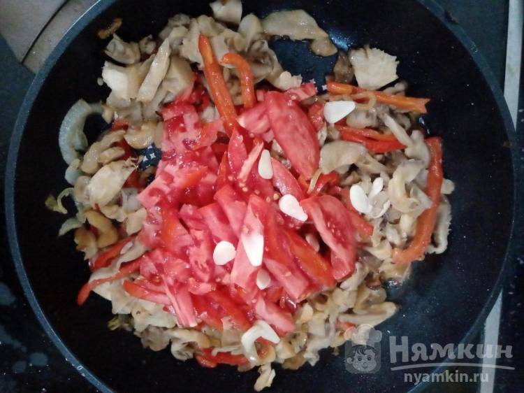 Рисовая лапша с вешенками и овощами на сковороде - фото шаг 12