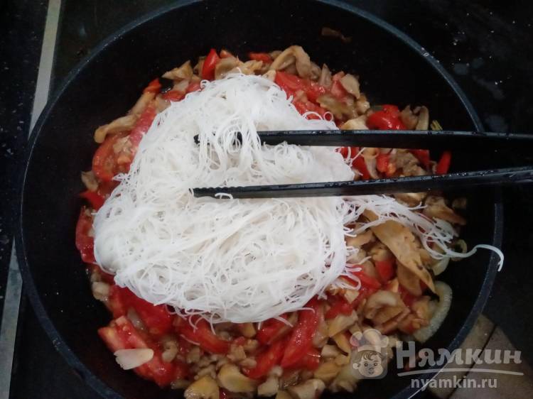 Рисовая лапша с вешенками и овощами на сковороде - фото шаг 13