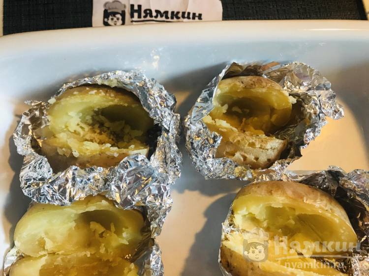 Картошка запечённая в духовке целиком с ветчиной и сыром - фото шаг 10