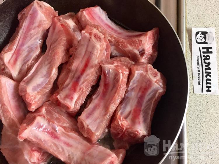 Свиные ребрышки с картошкой на сковороде Рецепт