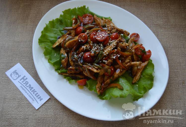 Тайский салат с фунчозой и говядиной
