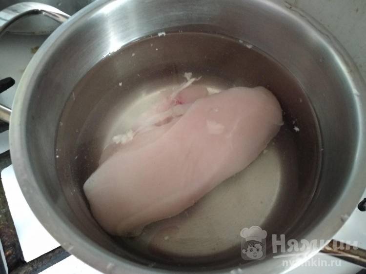 Салат из куриного филе, огурцов и зеленого горошка  - фото шаг 1