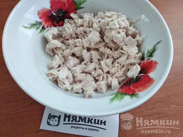 Салат из куриного филе, огурцов и зеленого горошка  - фото шаг 2