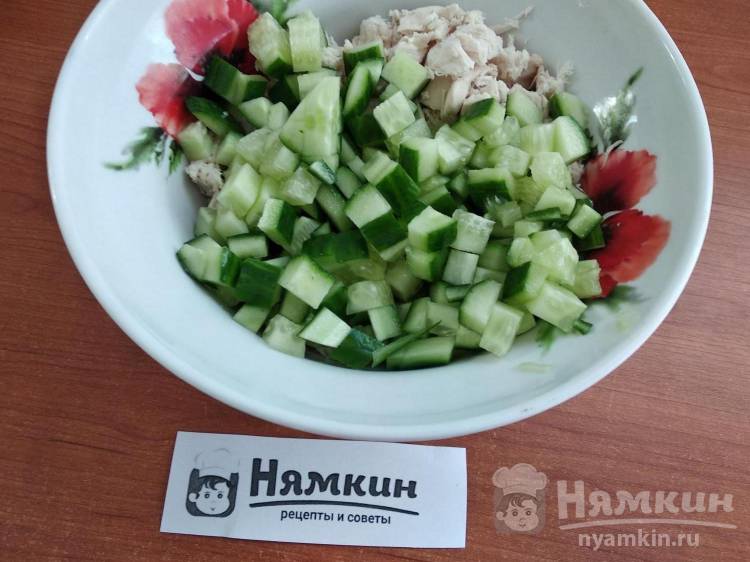Салат из куриного филе, огурцов и зеленого горошка  - фото шаг 3