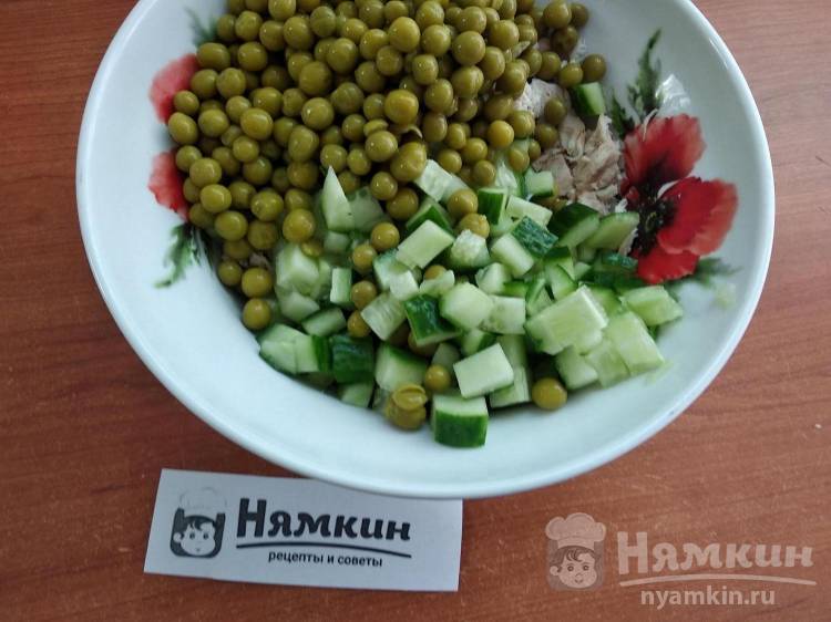 Салат из куриного филе, огурцов и зеленого горошка  - фото шаг 4