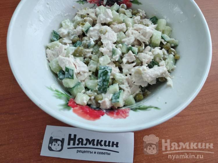Салат из куриного филе, огурцов и зеленого горошка  - фото шаг 5