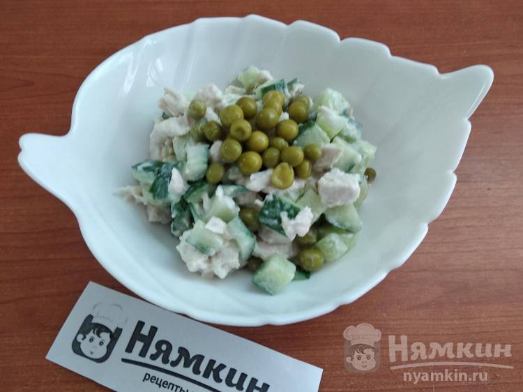 Салат из куриного филе, огурцов и зеленого горошка  - фото шаг 6