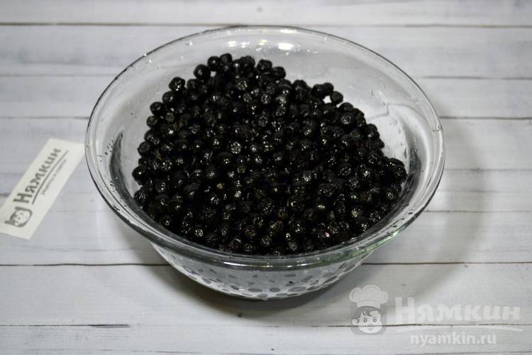 Компот из черноплодной рябины и яблок на зиму - фото шаг 2
