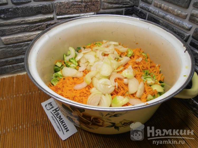 Салат из зеленых помидоров, сладкого перца, моркови и лука на зиму - фото шаг 3