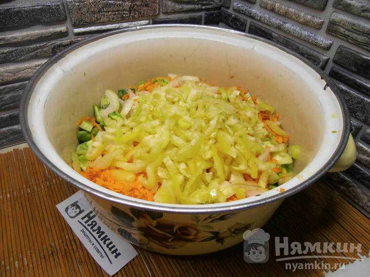 Салат из зеленых помидоров, сладкого перца, моркови и лука на зиму - фото шаг 4