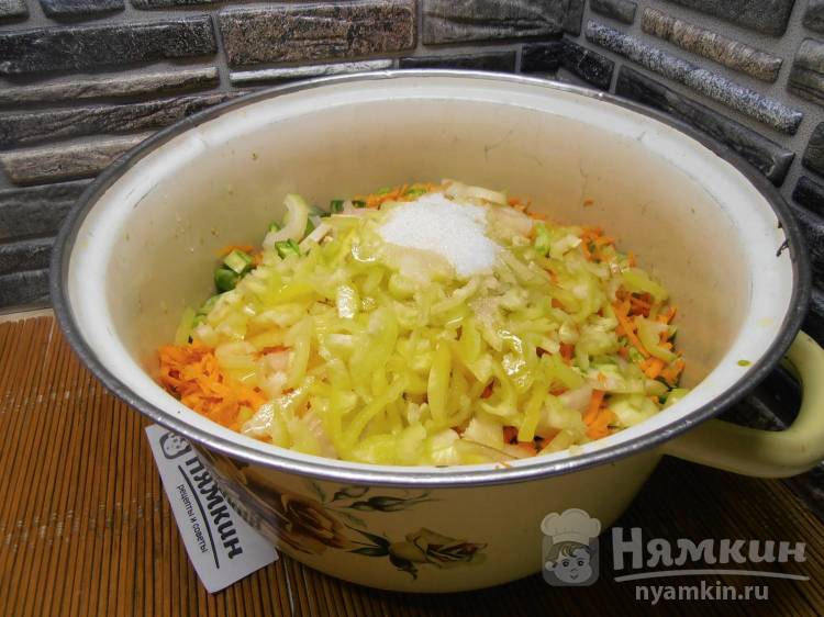Салат из зеленых помидоров, сладкого перца, моркови и лука на зиму - фото шаг 5