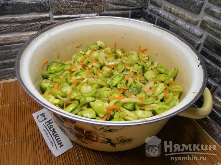 Салат из зеленых помидоров, сладкого перца, моркови и лука на зиму - фото шаг 6