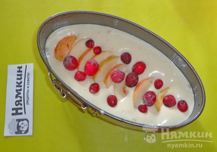 Бисквитный кекс с яблоками и клюквой на крахмале - фото шаг 6