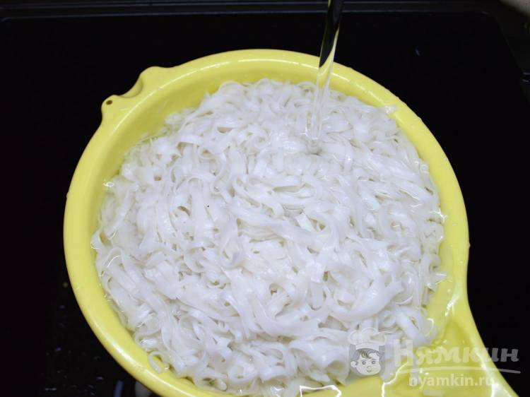 Рисовая лапша с кальмарами и овощами на романтический ужин - фото шаг 6