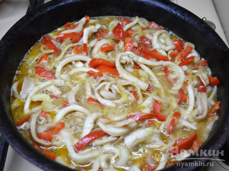 Рисовая лапша с кальмарами и овощами на романтический ужин - фото шаг 7