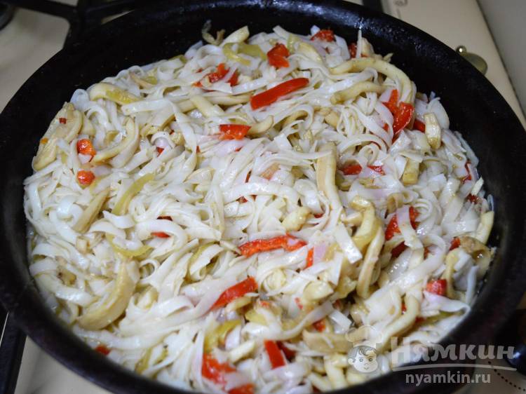 Рисовая лапша с кальмарами и овощами на романтический ужин - фото шаг 8