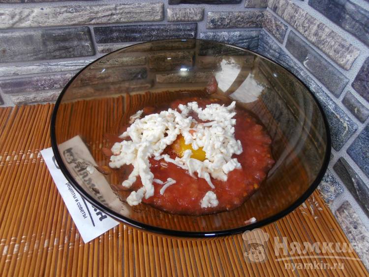 Яичница в помидорах с плавленным сыром на быстрый завтрак - фото шаг 4