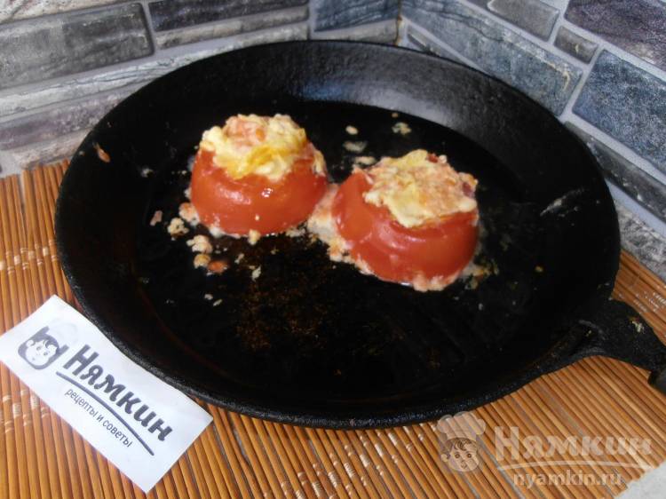 Яичница в помидорах с плавленным сыром на быстрый завтрак - фото шаг 7